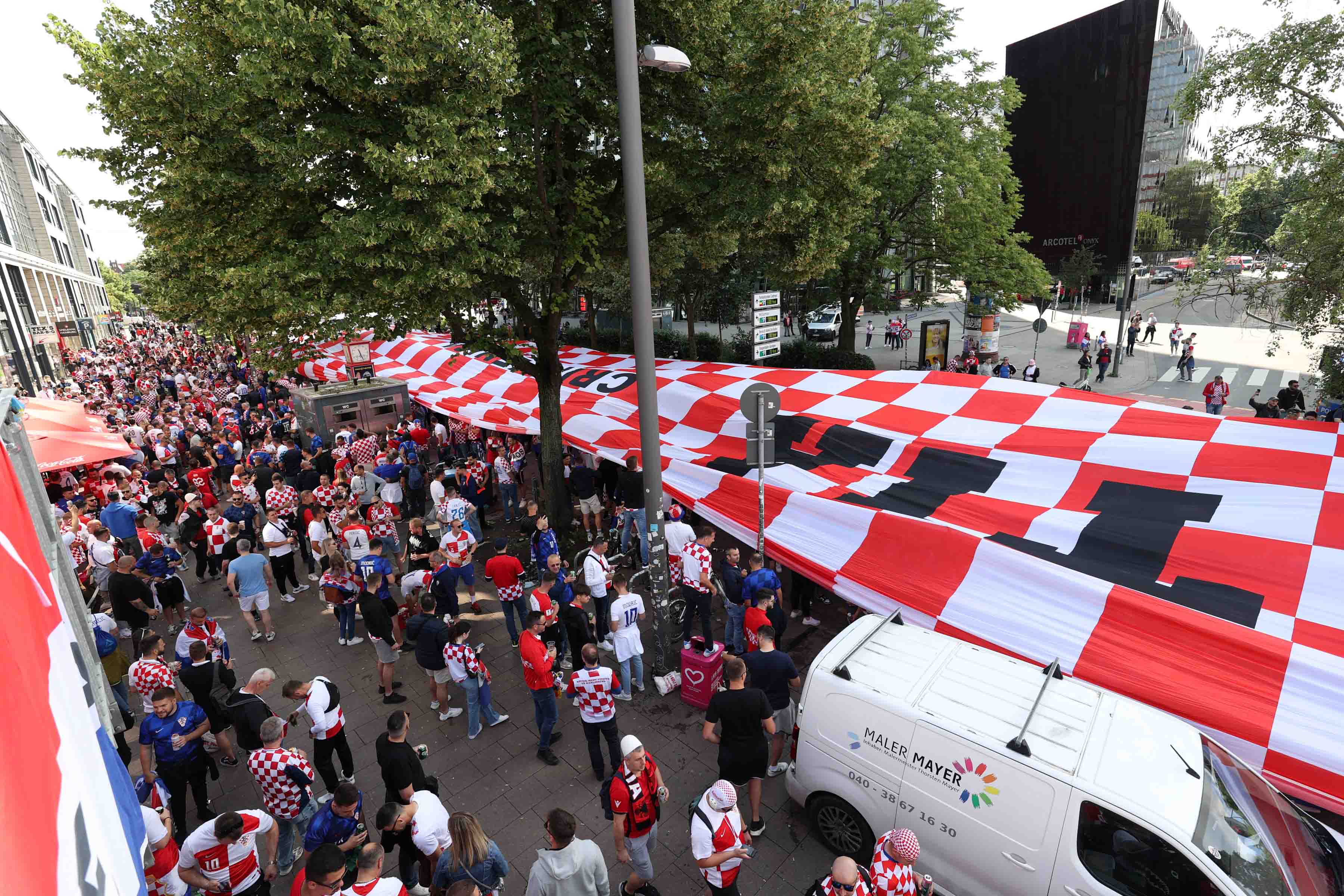 Velika Hrvatska zastava u Hamburgu (FOTO: Damir Senčar/HINA)