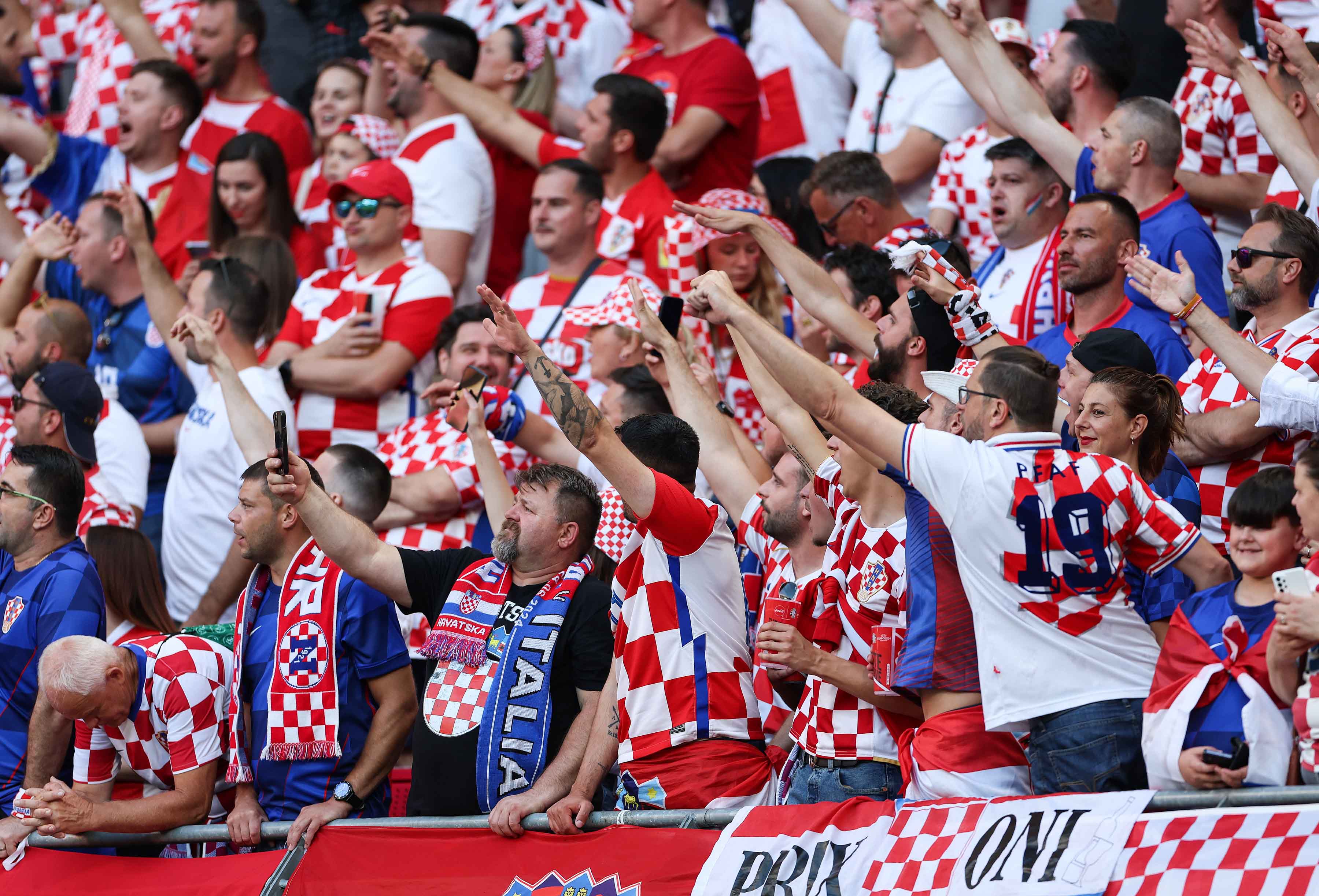 Vatrena atmosfera na stadionu. (FOTO: Damir Senčar/HINA)