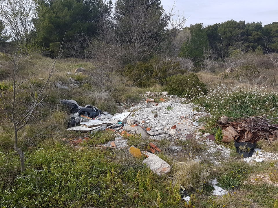 Manje cvijeća, previše smeća, pogotovo građevinskog otpada: Sve to krasi put prema šetnici u kanalu!