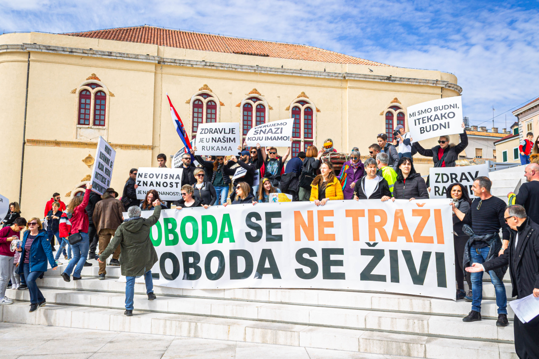 Nekoliko stotina ljudi na prosvjedu u Šibeniku: 'Skinite maske, došlo je vrime!'