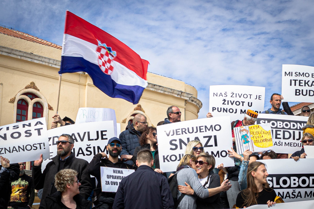 Nekoliko stotina ljudi na prosvjedu u Šibeniku: 'Skinite maske, došlo je vrime!'