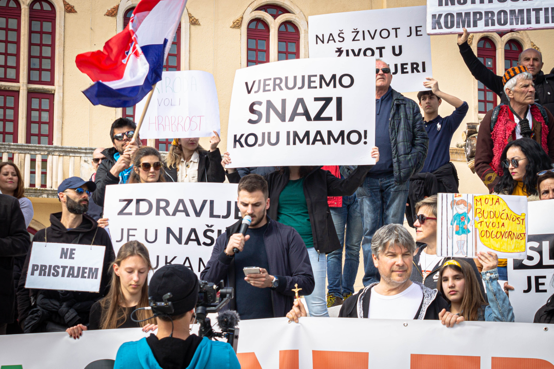 Nekoliko stotina ljudi na prosvjedu u Šibeniku: 'Skinite maske, došlo je vrime!'