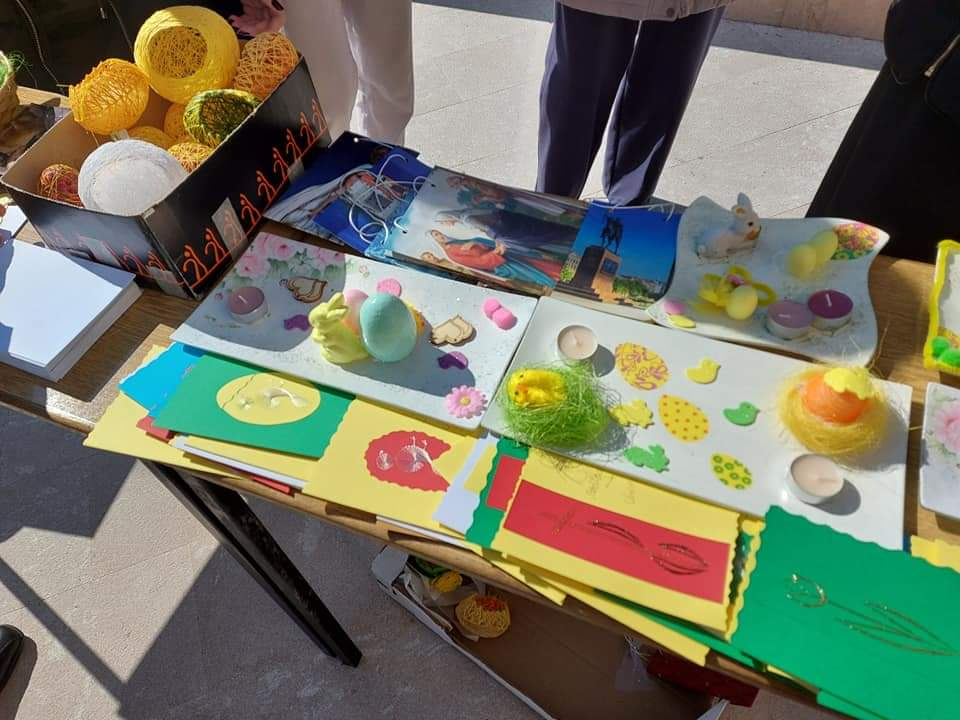 Humanitarna akcija na Vidicima pred crkvom sv. Petra: Vjernici kupovali uskrsne ukrase