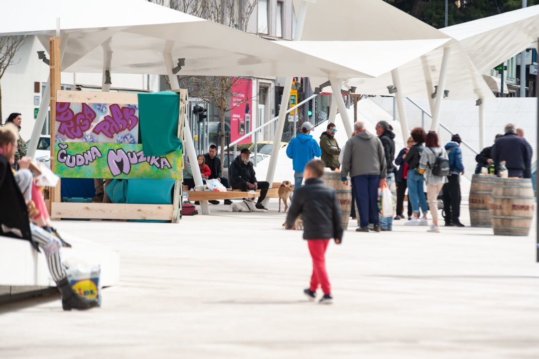 Na Poljani ste danas mogli saznati kako napreduje gradnja kuće za obitelj s Banije, uz to se i okrijepiti, a i zaplesati    