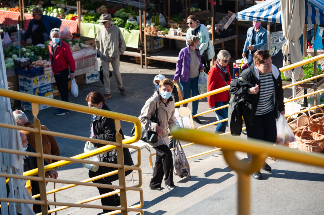 Šibenčani se više-manje pridržavaju novih mjera: U điru po pijaci kupovalo se i s maskom i bez maske