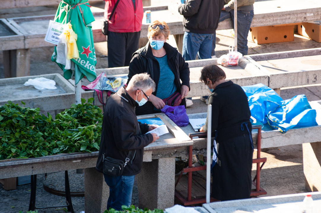 Šibenčani se više-manje pridržavaju novih mjera: U điru po pijaci kupovalo se i s maskom i bez maske