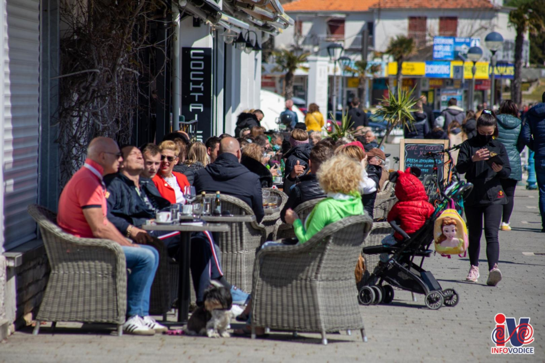 Uskrs u Vodicama: Lijepo vrijeme izmamilo ljude u đir po rivi i druženje uz kavu