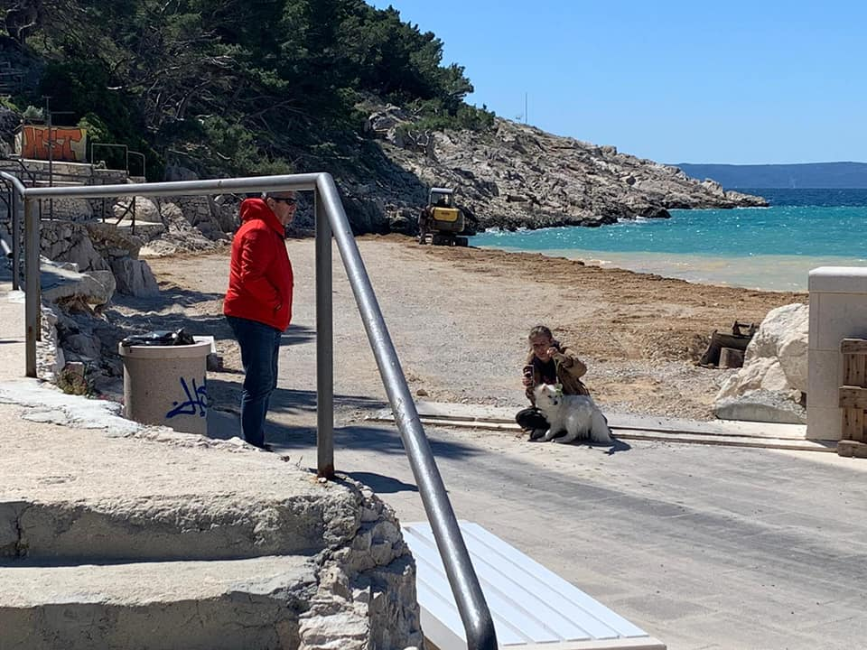Djevojka i pas u Makarskoj blokirali kamione koji zemljom nasipavaju plažu
