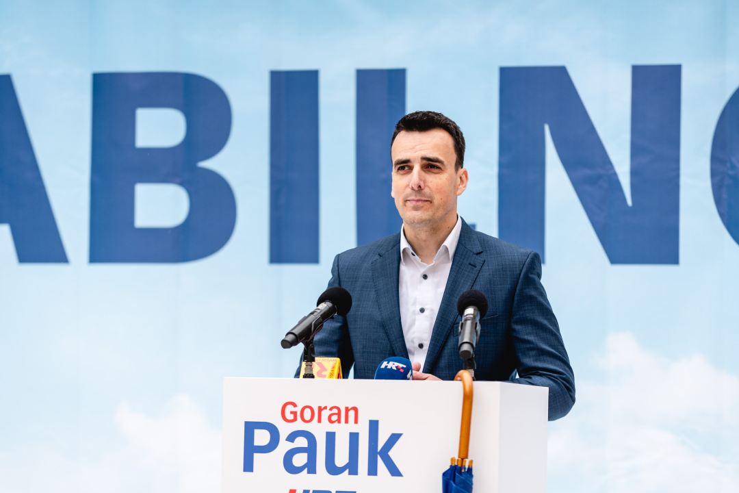 ‘Stabilno’, ali ‘Za svaki slučaj...’: Pauk i Rakić ispred katedrale predstavili kandidature za župana i zamjenika
