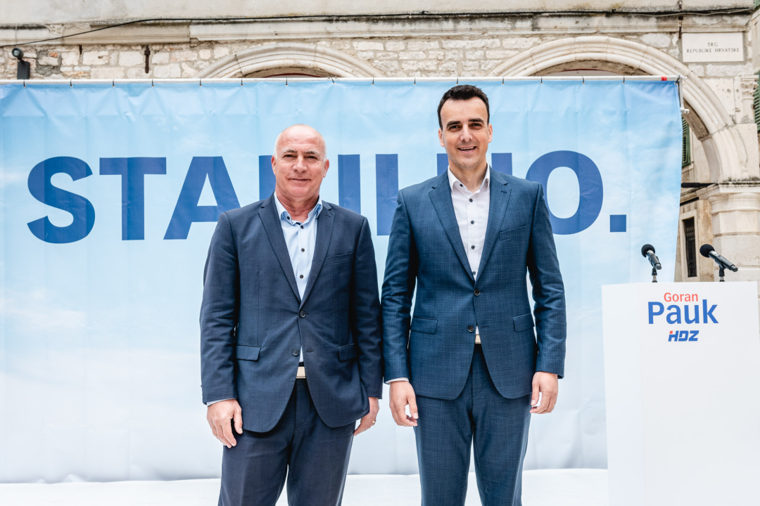 ‘Stabilno’, ali ‘Za svaki slučaj...’: Pauk i Rakić ispred katedrale predstavili kandidature za župana i zamjenika
