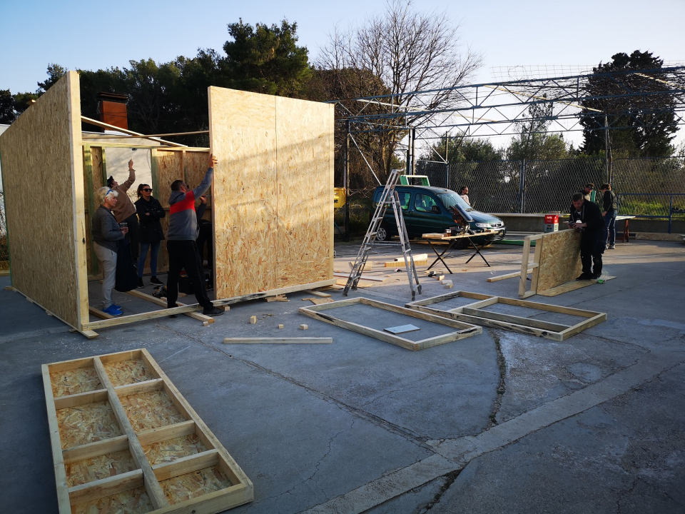 Montažna kućica iz Šibenika putuje za Mali Gradac: Postat će dom za tročlanu obitelj kojoj je kuća stradala u potresu 