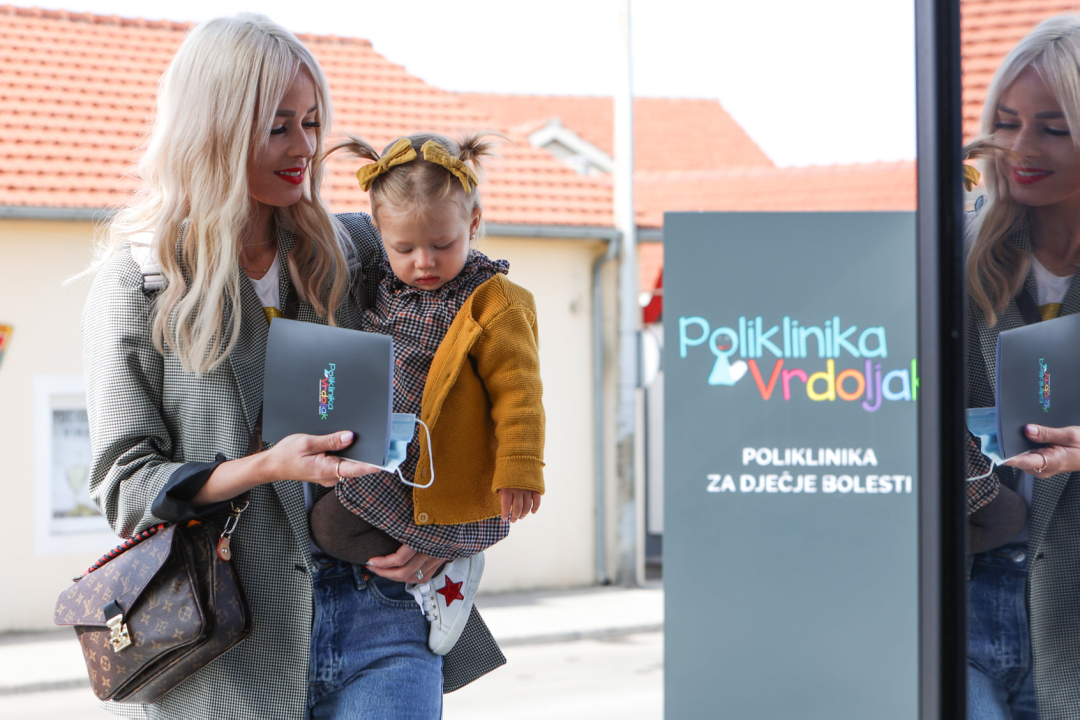 Antonija Mišura Sandrić s kćerkicom posjetila dječju Polikliniku Vrdoljak u Zadru!