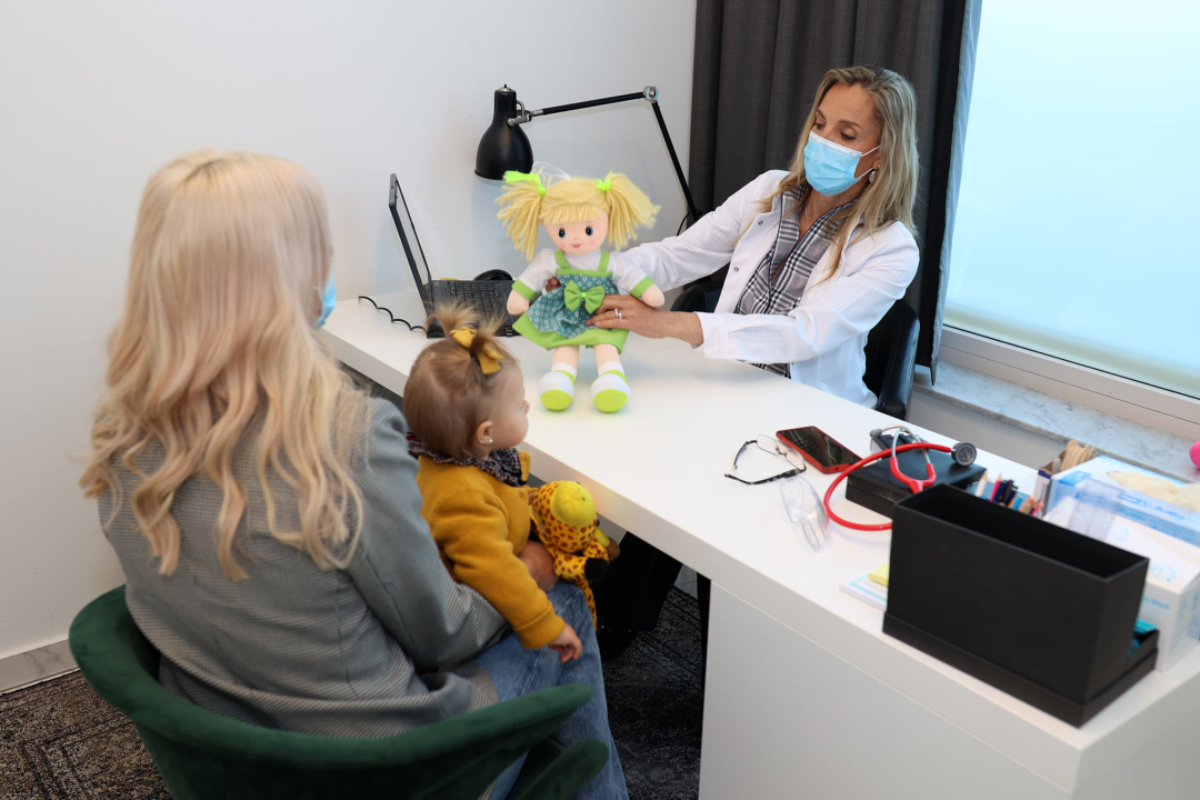 Antonija Mišura Sandrić s kćerkicom posjetila dječju Polikliniku Vrdoljak u Zadru!