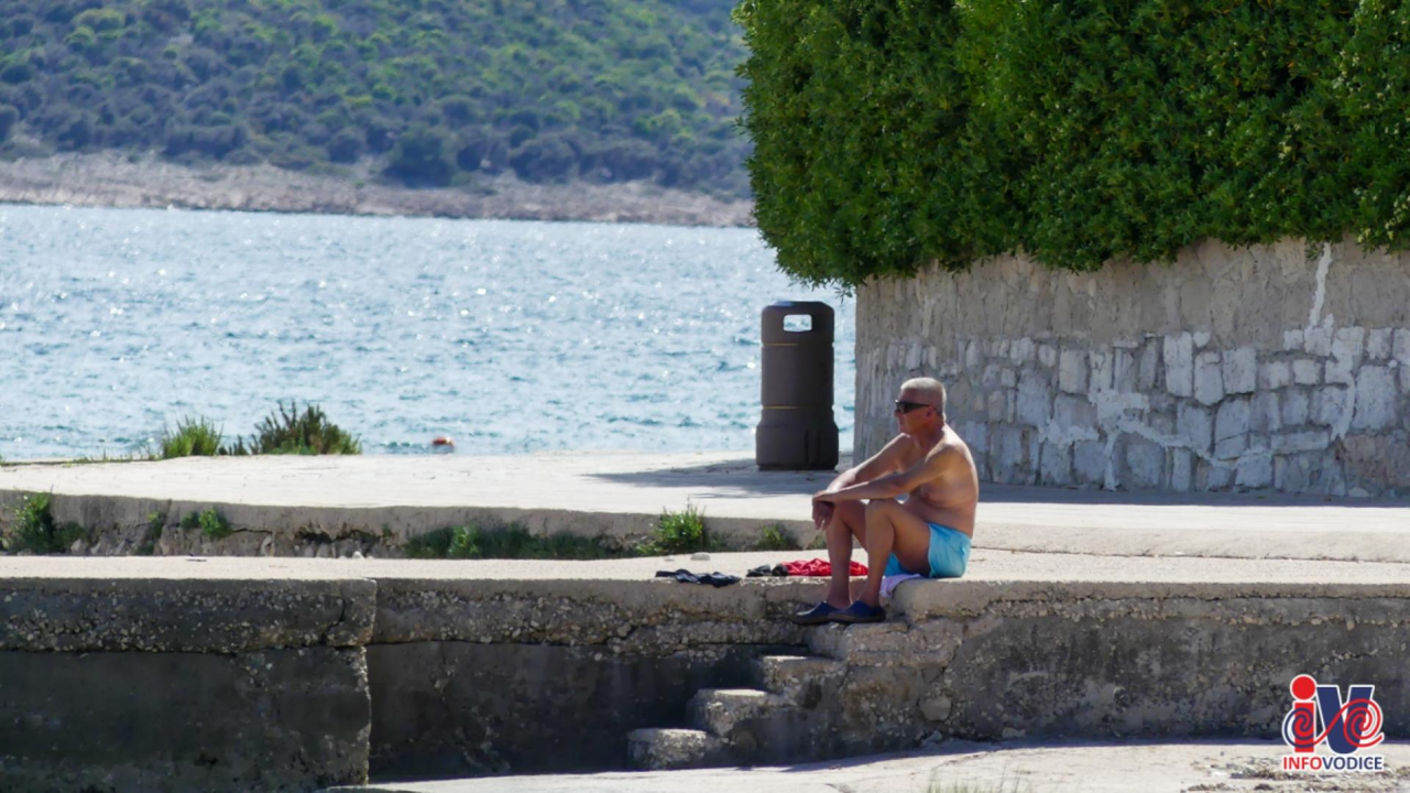 Nedjeljni đir po Vodicama: Otvorena sezona kupaćih kostima, počelo hvatanje boje za ljeto