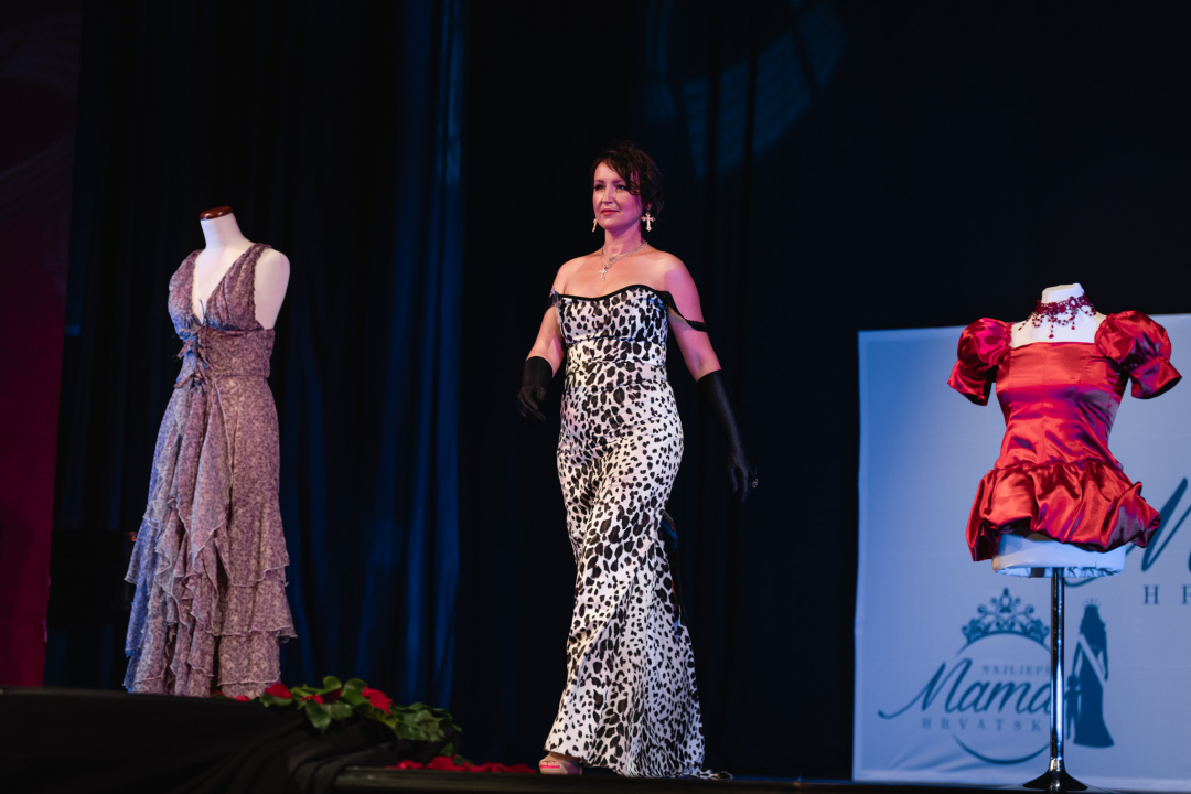 U šibenskom kazalištu održan izbor za najljepšu mamu: Vedrana Halinčić Bakšić i Ljubica Bulić ponijele lente