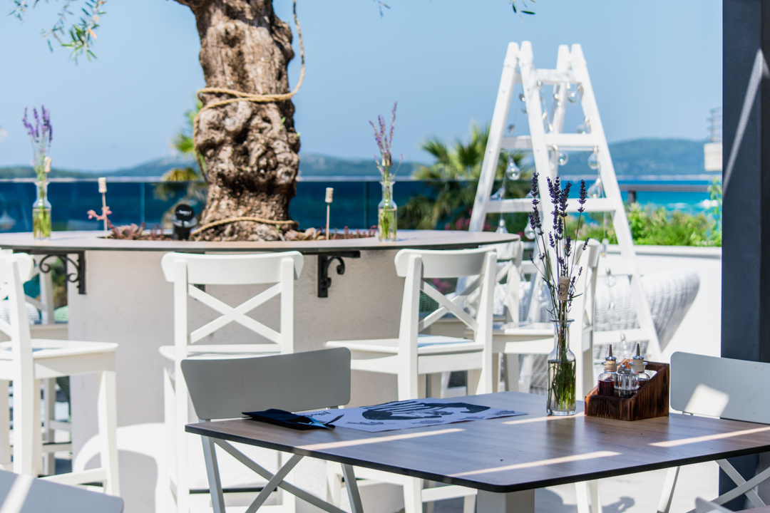 Priuštite si prekrasne trenutke na prozračnoj terasi Pomalo Bistro &amp; Bara u Žaboriću! 