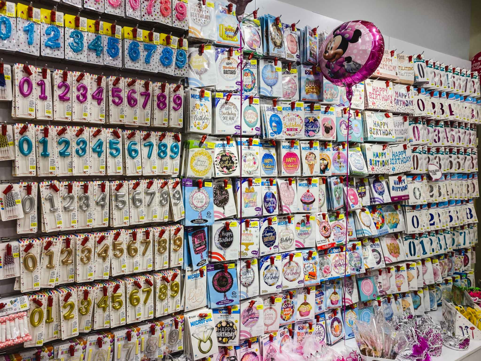 Iznenadite svoje bližnje personaliziranim poklonima i dekoracijama iz Smile T-shirt &amp; party storea! 