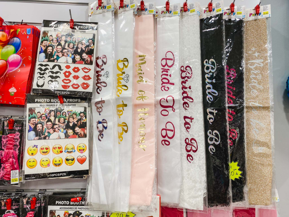 Iznenadite svoje bližnje personaliziranim poklonima i dekoracijama iz Smile T-shirt &amp; party storea! 