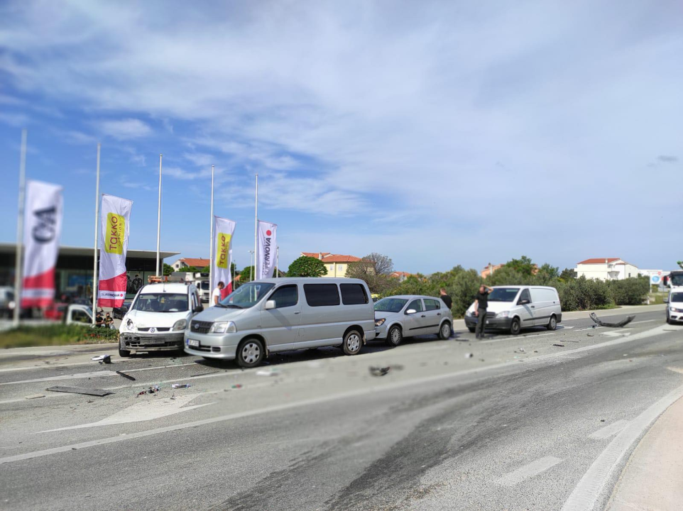 Sudar vozila Hitne pomoći i automobila u Njivicama: Ozlijeđene četiri osobe, od toga troje djelatnika Hitne