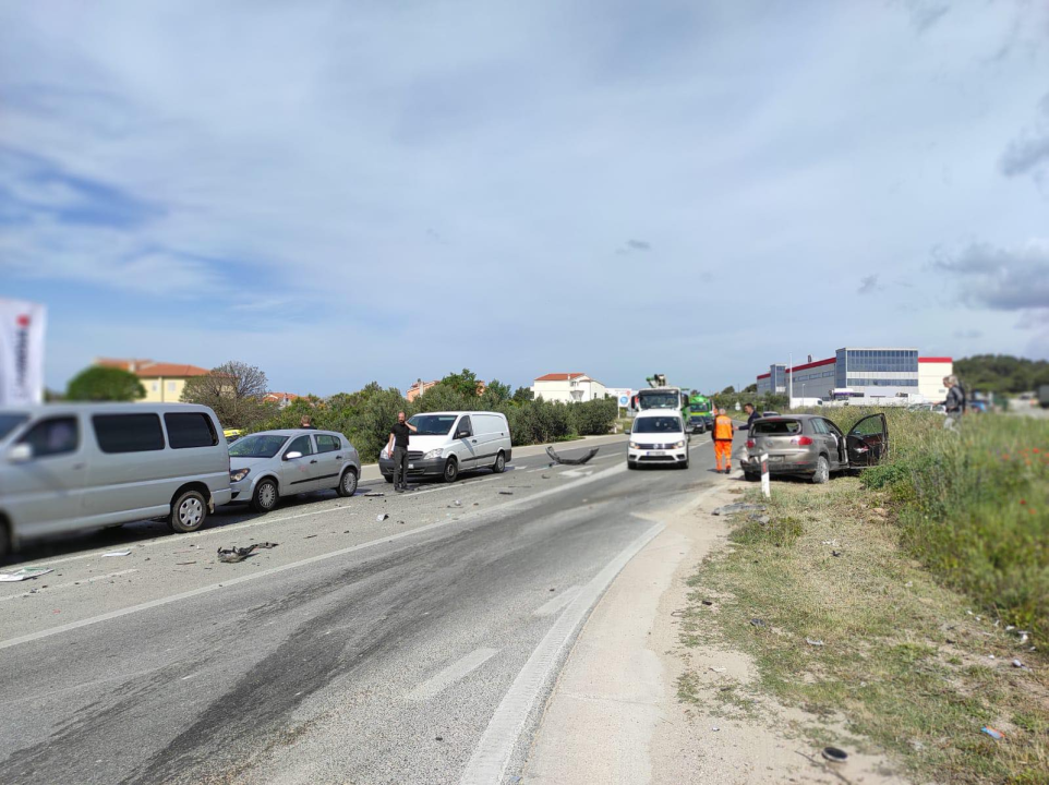 Sudar vozila Hitne pomoći i automobila u Njivicama: Ozlijeđene četiri osobe, od toga troje djelatnika Hitne