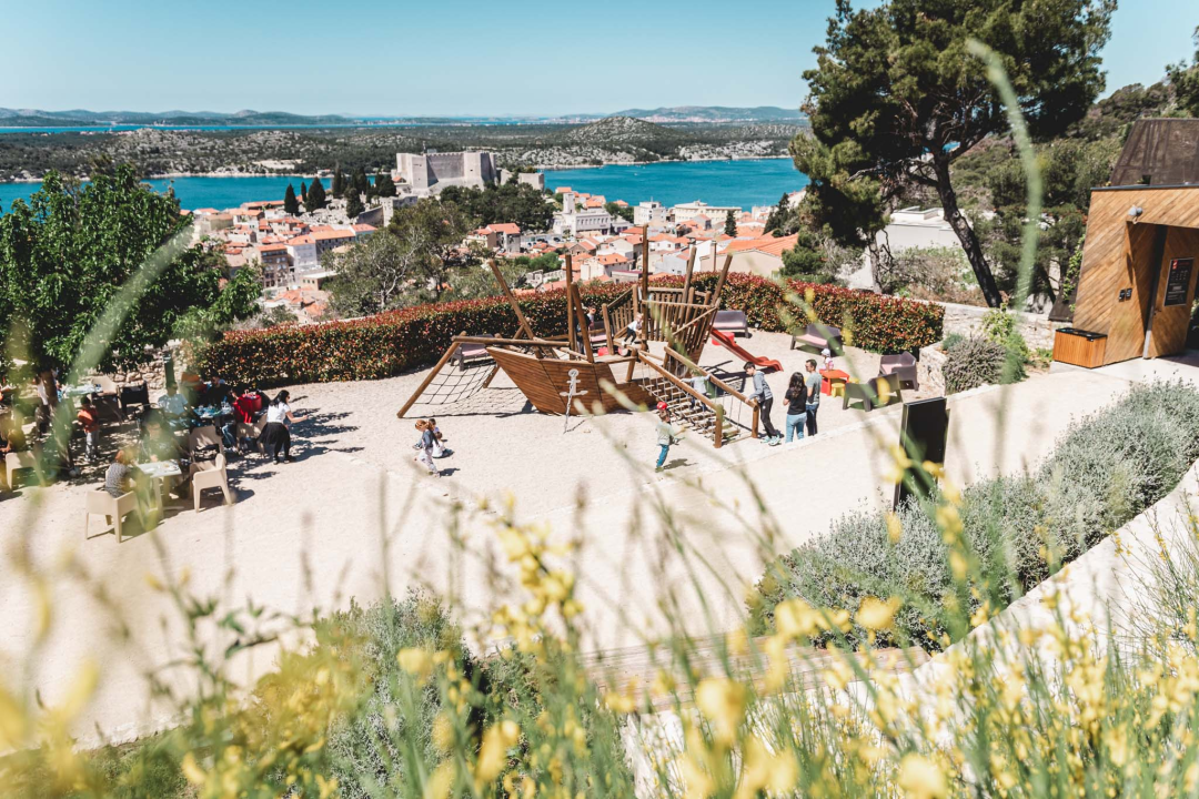 Uz sunce i besplatan ulaz brojni Šibenčani uživali na kavi na tvrđavi Barone