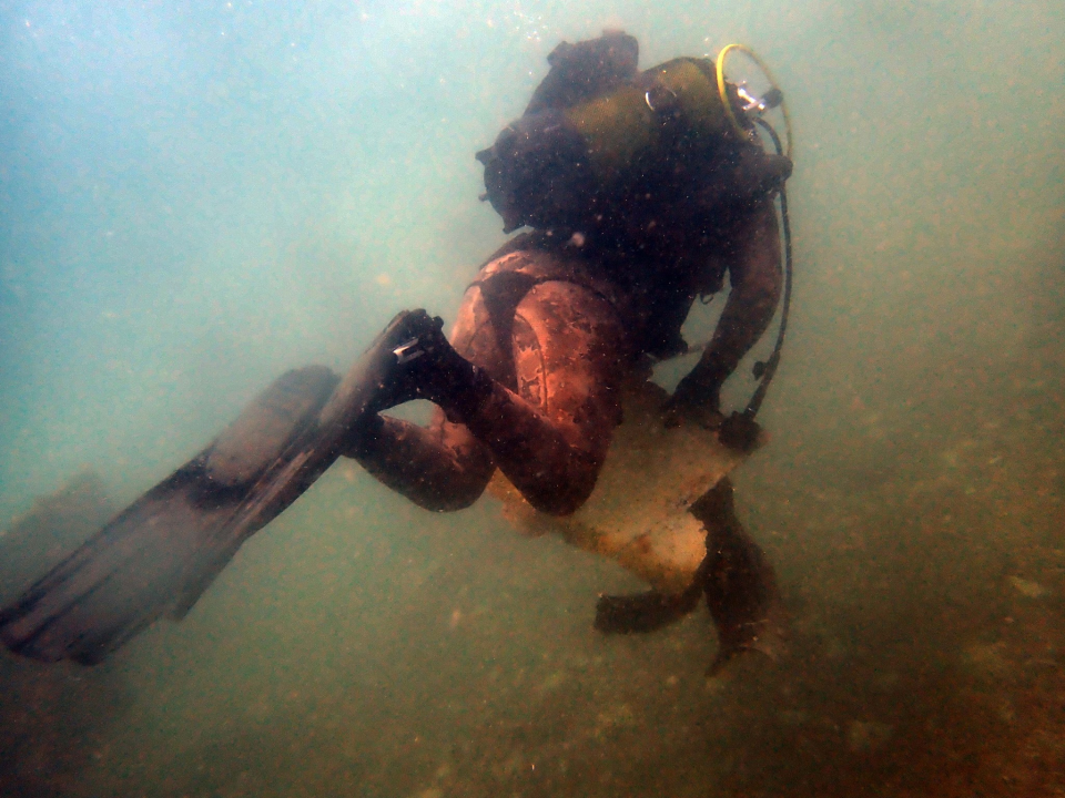 Ronioci objavili što su sve zatekli pod morem na Marinskoj: Gume, gume, gume... i jedan krov!