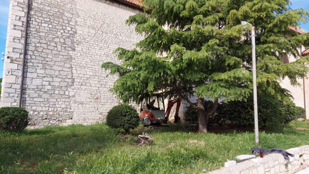 Među ljudskim kostima kod sv. Frane građani šetaju pse: Bager ih prekopao i razbacao po travi