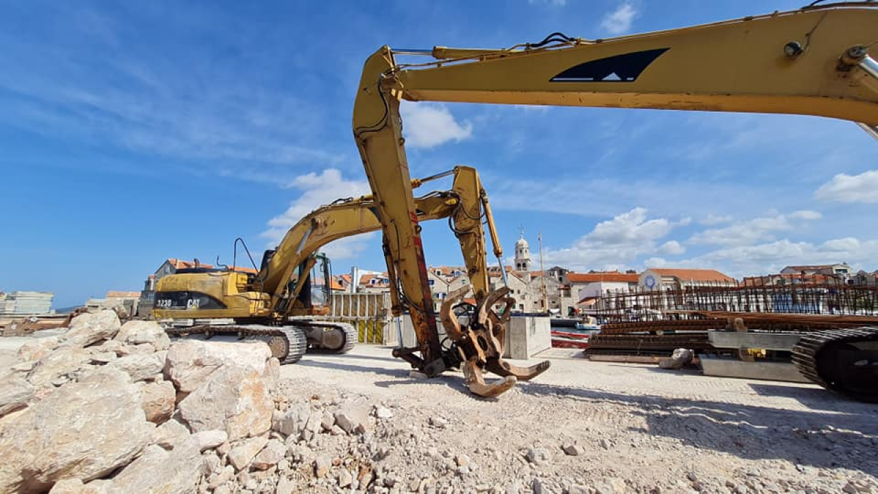 Više od pola godine traju radovi na novoj šepurinskoj rivi: Osim pada bagera u more, nije bilo većih problema