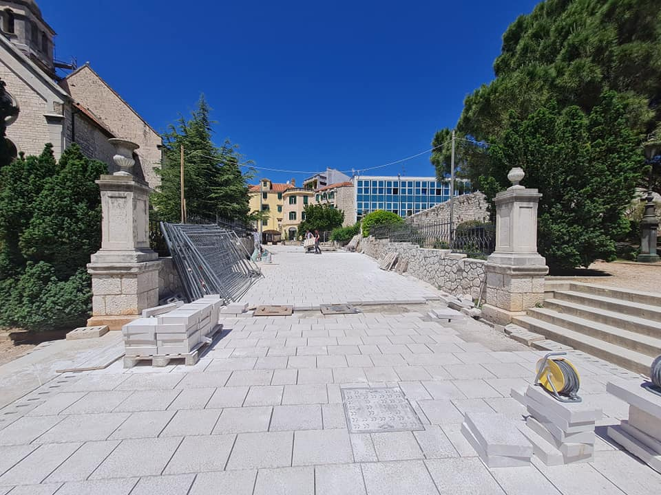 Radovi kod parka i sv. Frane primiču se kraju: Postavljene nove kamene ploče, ostalo je još malo posla