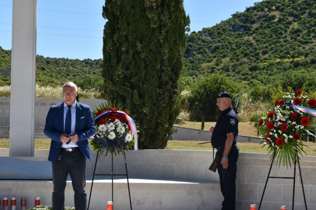 Uoči Dana državnosti na Kvanju položeni vijenci i svijeće za poginule branitelje 