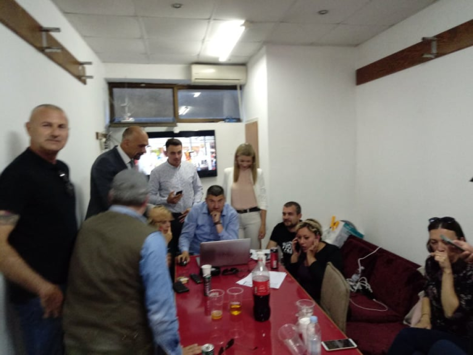 Optimistična atmosfera u Jelićevom stožeru u Kninu: Ćaćić pobjeđuje Blaževića