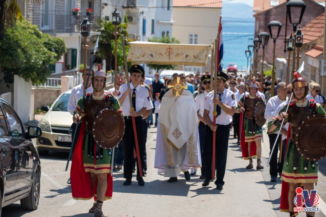 Svetom misom i procesijom kroz Vodice proslavljeno Tijelovo