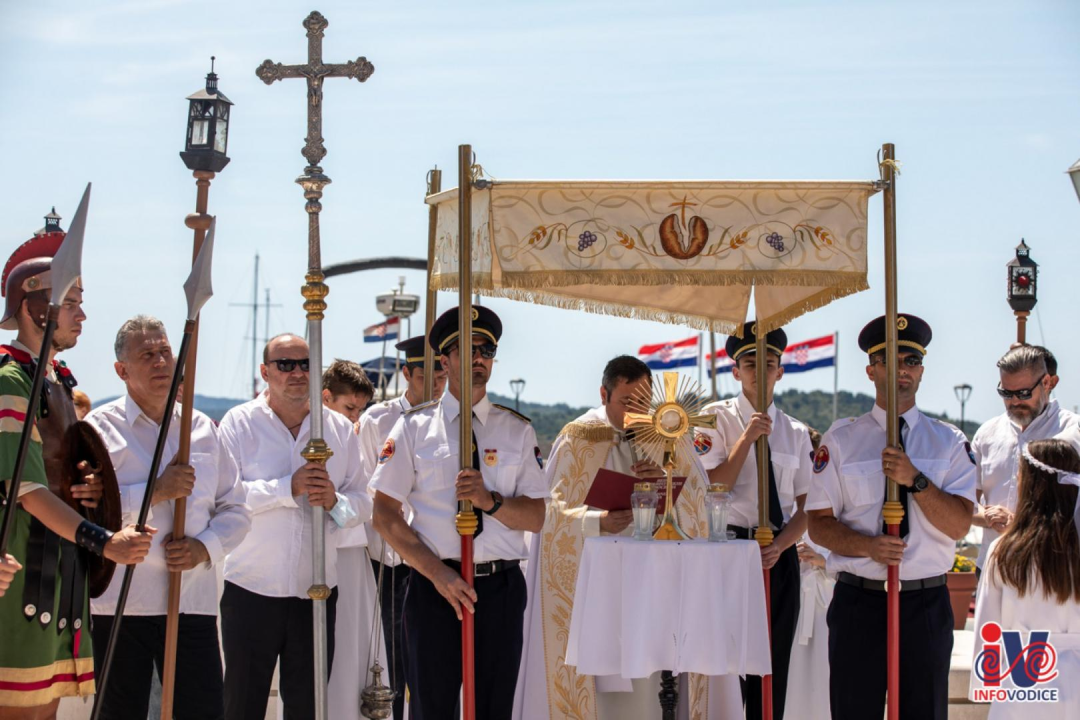 Svetom misom i procesijom kroz Vodice proslavljeno Tijelovo