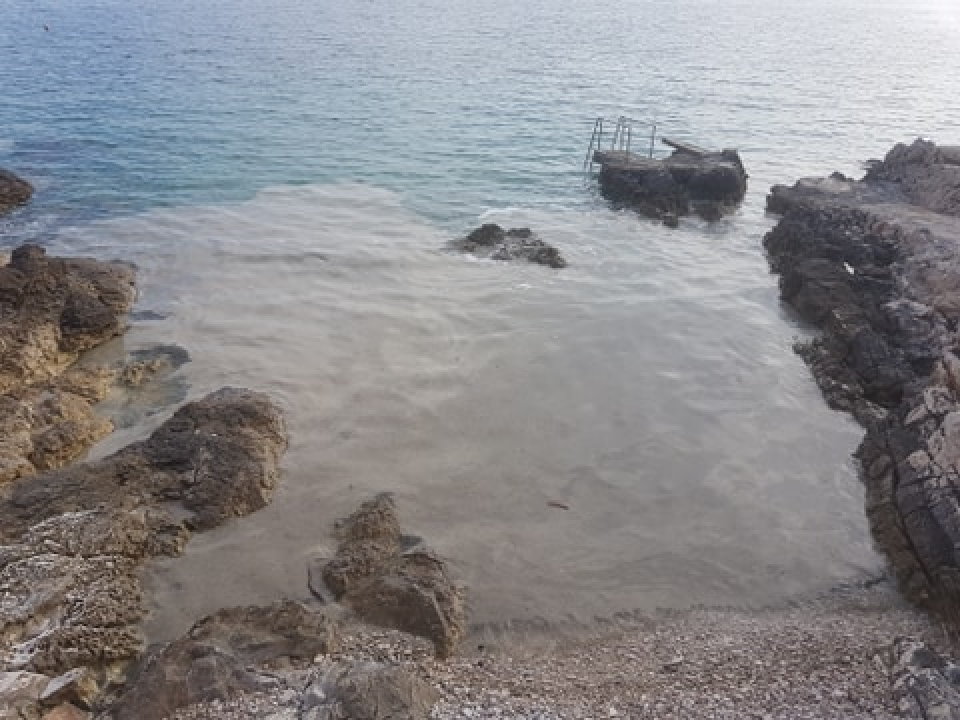 Nadležni nas uvjeravaju da su ovakvi prizori iz Primoštena rezultat cvjetanja mora 