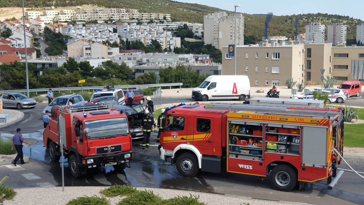 Zapalio se automobil u kružnom toku na Meterizama: 'Svi su izašli na vrijeme'