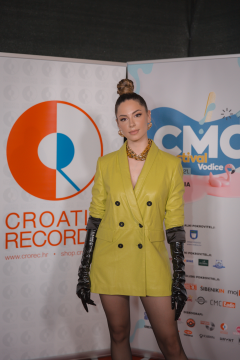 Počelo estradno ludilo u Vodicama: Pogledajte atmosferu prve večeri CMC festivala