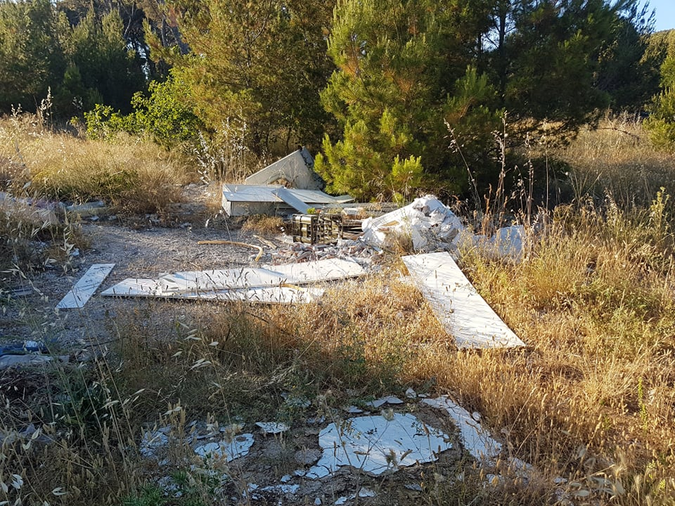 Nije parking na tri trake, ali je sigurno odlagalište otpada: Na Vidicima kod stare magistrale hrpe smeća  
