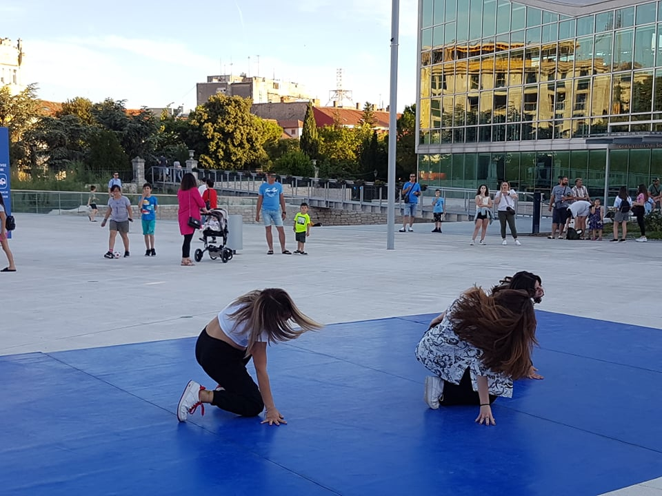 Cure i dečki iz Balansa rasplesali prolaznike na Poljani: 'Nadamo se povratku na staro i treninzima u dvorani'  
