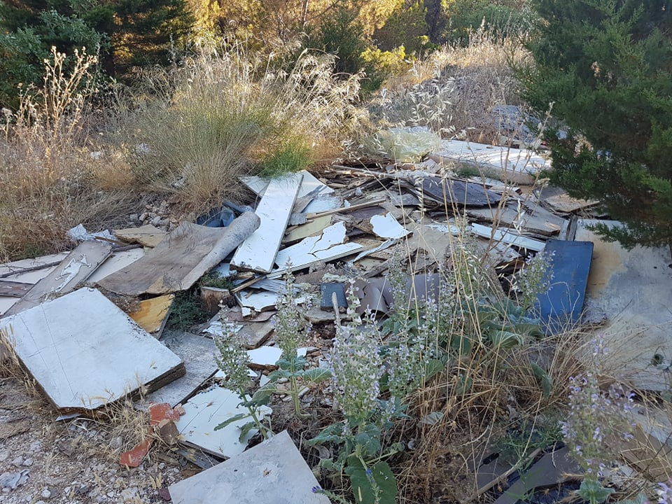 Nije parking na tri trake, ali je sigurno odlagalište otpada: Na Vidicima kod stare magistrale hrpe smeća  