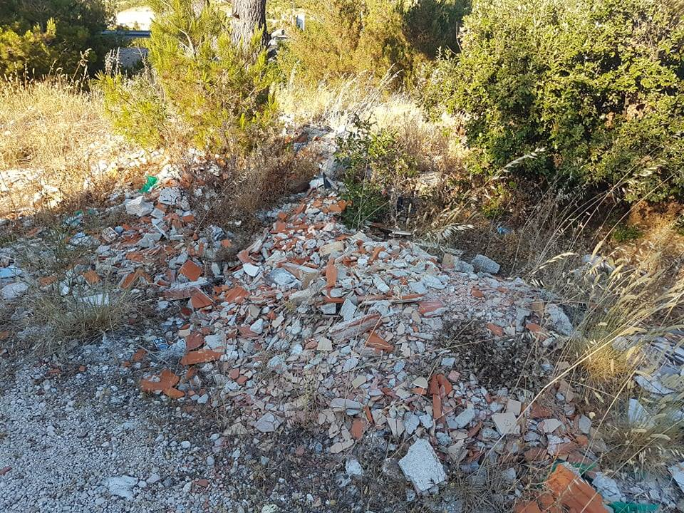 Nije parking na tri trake, ali je sigurno odlagalište otpada: Na Vidicima kod stare magistrale hrpe smeća  