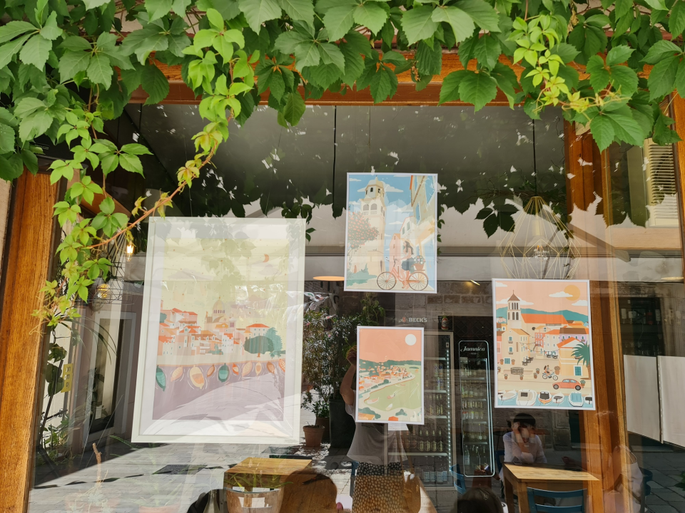 Otvorena pop-up izložba ilustratorice Dore Barbarić u kafiću u središtu Šibenika