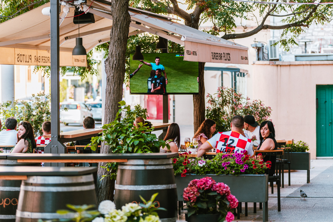 Navijačko ludilo baš i nije zavladalo Šibenikom, vidjeli smo više kvadratnih stolnjaka nego dresova!