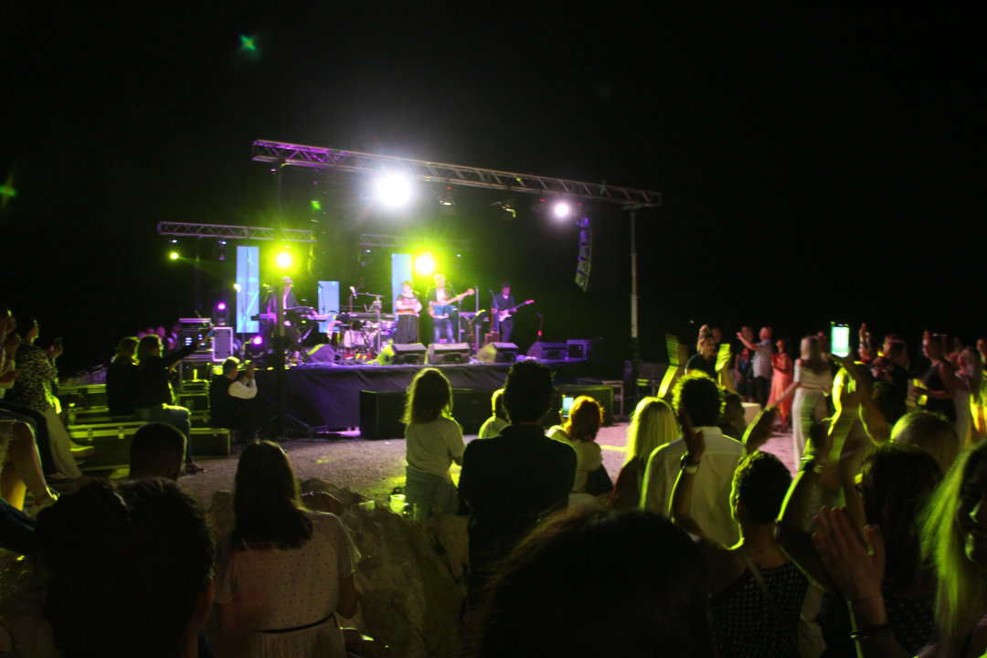 Na primoštenskom brdu Gaj održan koncert 'Tragom Olivera': Pogledajte kako smo se proveli 