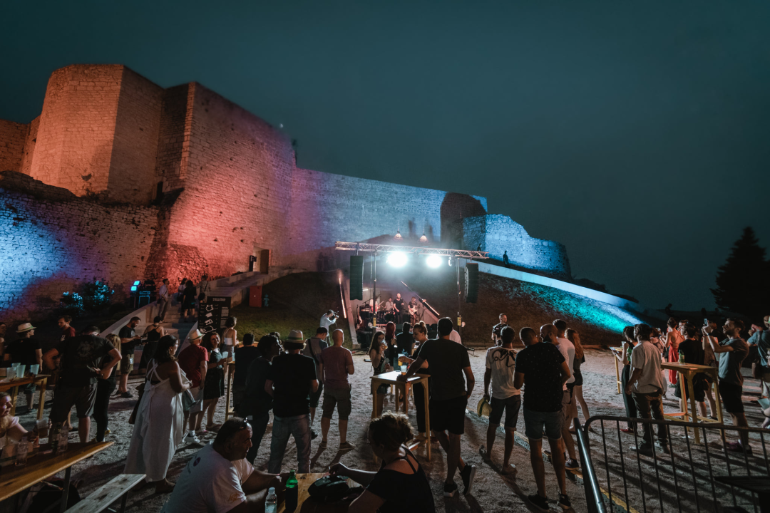Rock 'n' Roll fešta na tvrđavi sv. Mihovila: Hrpa bendova, odlična glazba i raspoložena publika