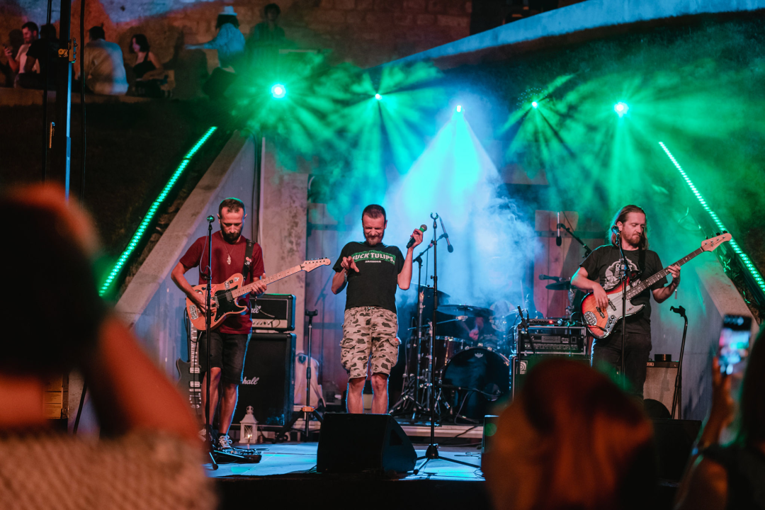 Šibenski bendovi Magul i The Fogsellers rasplesali publiku na drugom danu Let’s Rock festivala na sv. Mihovilu