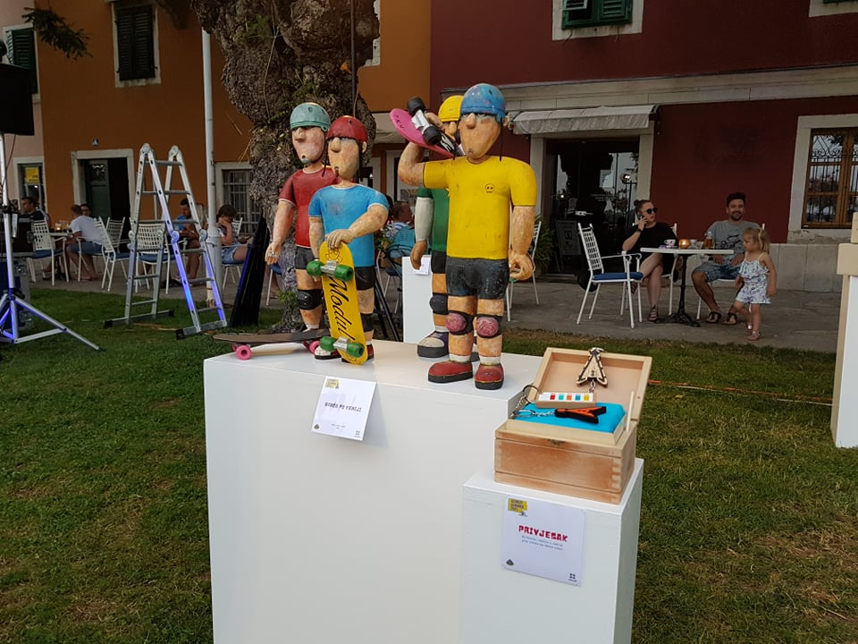 Ispred Azimuta otvorena izložba dvojice kreativaca Lulasa i Grebena: 'Umjetnici nismo, jer su oni svi trknuti, a mi smo baš normalni' 