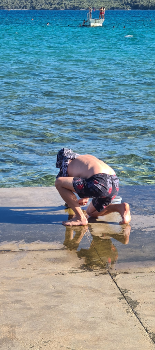 Vikendaši i kabinaši uzeli stvar u svoje ruke: Pokušali odstraniti opasan klizavi sloj s rive ispred kabina