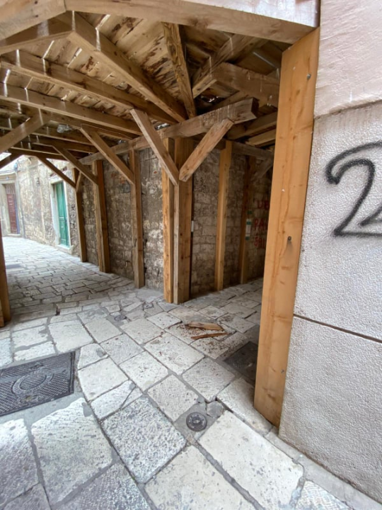 Ne prolazite ulicom Biskupa Fosca, drvena skela je trula i raspada se!