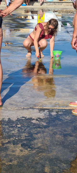 Vikendaši i kabinaši uzeli stvar u svoje ruke: Pokušali odstraniti opasan klizavi sloj s rive ispred kabina