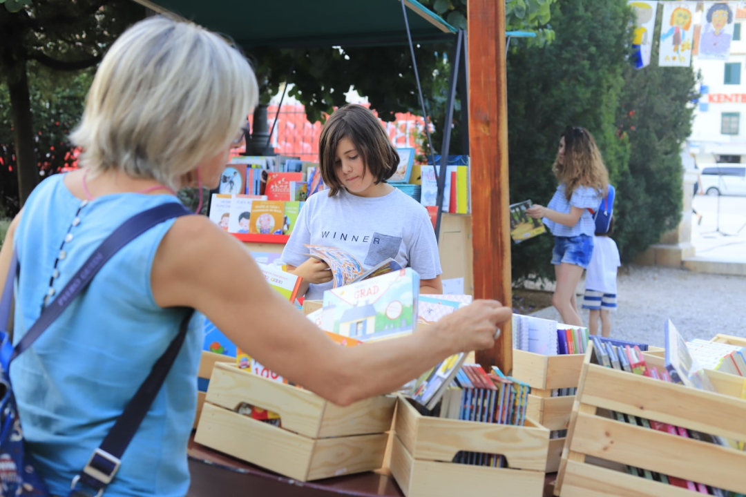 U Perivoju Roberta Visiania izloženo gotovo 10 tisuća knjiga za djecu i mlade 